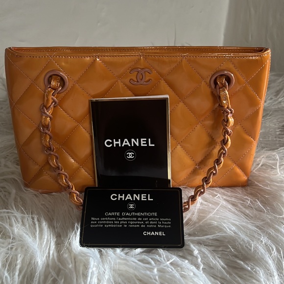 Chanel patent leather tote - Picture 3 of 3